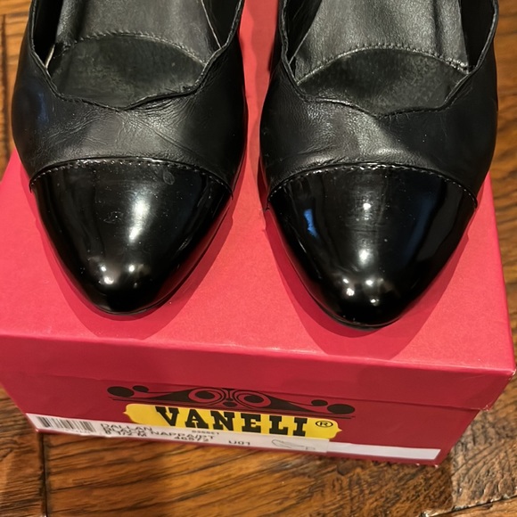 Vaneli “Dallan” scalloped dress wedge black shoe. - Picture 9 of 11